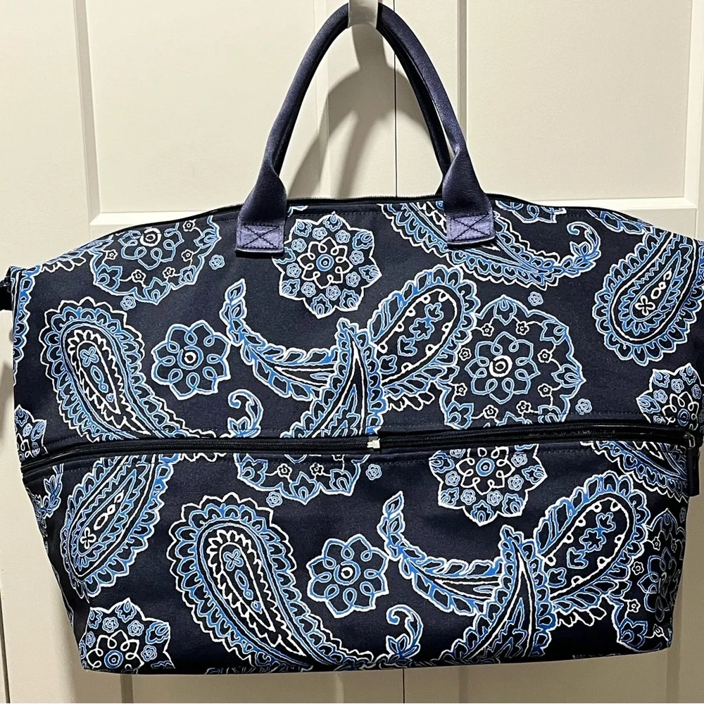 VERA BRADLEY NAVY BLUE PAISLEY DESIGN WEEKEND/TRAVEL EXPANDABLE TOTE